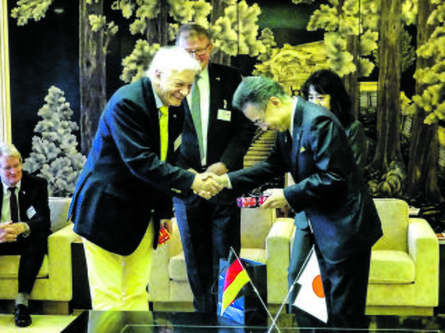 Bodo Beckedorf übergibt ein Gastgeschenk an Fukuis neuen Gouverneur Tatsuji Sugimoto