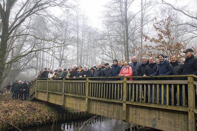 Die zahlreichen Wanderer auf einer der Estebrücken  | Foto: Seifert
