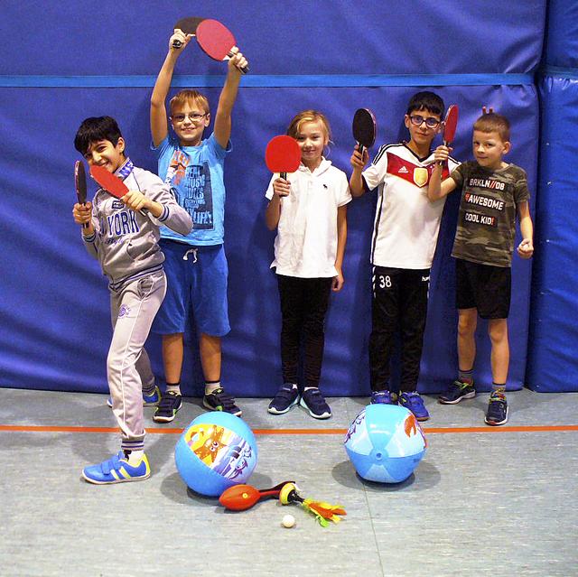 Die Schüler der Tischtennis-AG freuen sich über ihre neuen Schläger