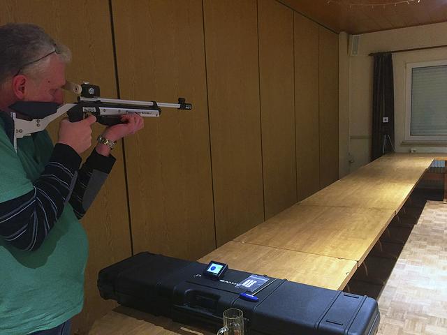 Burkhard Buhrow testet das RedDot-Lasergewehr