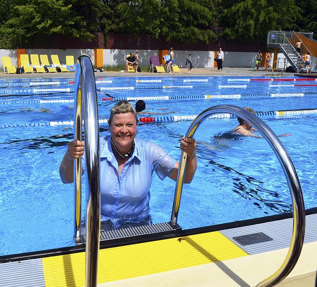 DLRG-Vorsitzende Margret Holste sammelte bei der
Freibaderöffnung 500 Euro für die DLRG und sprang dafür
in voller Montur vom Drei-Meter-Turm ins Wasser