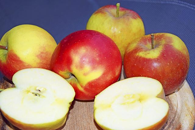 Rote Apfelsorten enthalten mehr Vitamin C als Grüne