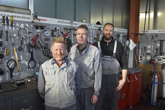 Sind zusammen fast 100 Jahre im Autohaus Lohmann tätig (v.li.): Horst Theilemann, Helmut Martens und Jan Gottschalk | Foto: Axel-Holger Haase