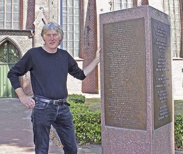 Michael Quelle brachte sein Wissen unter anderem bei der Gedenkstele in Stade vor der St. Wilhadi-Kirche ein