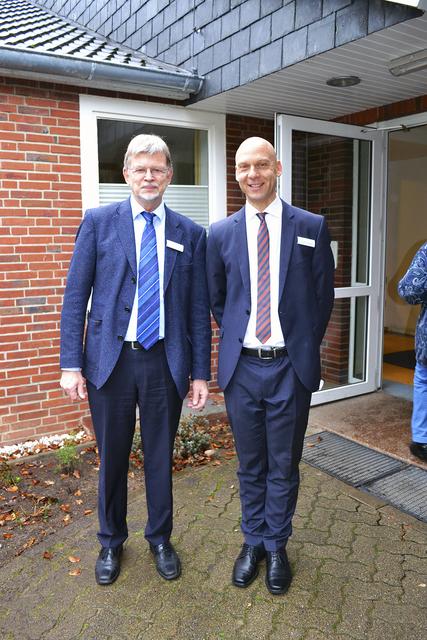 Dr. Olaf Kuhnigk (re.) hat die Geschäftsführung der gemeinnützigen Ginsterhof GmbH von Prof. Dr. Christoph Schmeling-Kludas (li.) übernommen