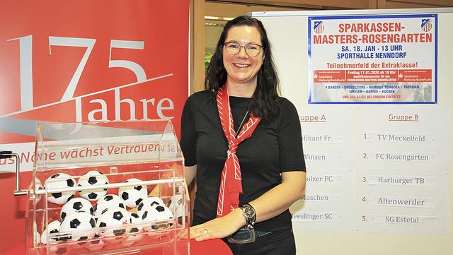 Marjana Ivkovic, Beratungscenterleiterin der Sparkasse in Nenndorf, wird am Samstag gegen 19.30 Uhr den Pokal an die Siegermannschaft überreichen