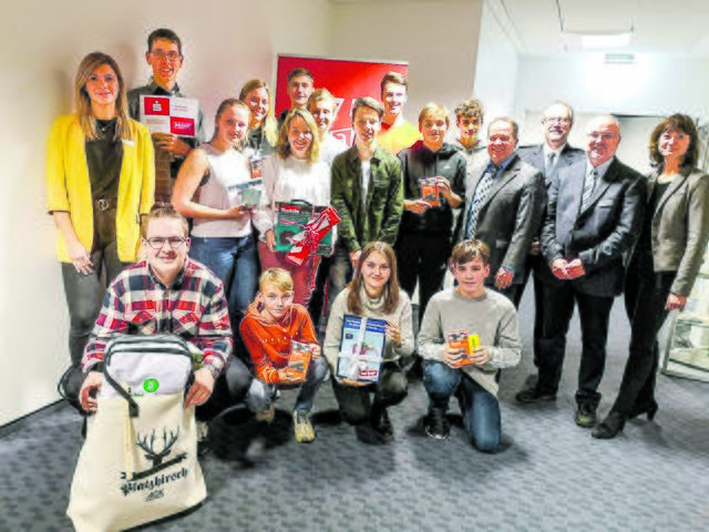 14 der insgesamt 25 Gewinner des Gewinnspiels "25 Jahre Jobtreff" trafen sich mit Organisatoren und Sponsoren in den Räumen der Sparkasse Harburg-Buxtehude