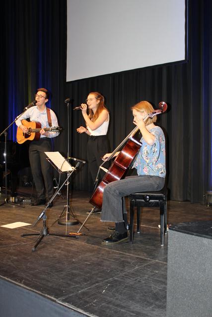 Begeisterten mit Pop-Coversongs (v. li.): Ole Schneider, Melanie Röder und Johanna Schoof vom Trio "tea4three" | Foto: ce