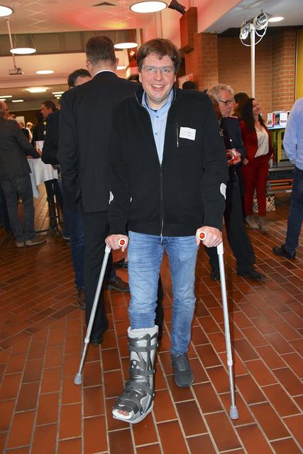 Unternehmer Carsten Matthies hat den Fuß in Gips