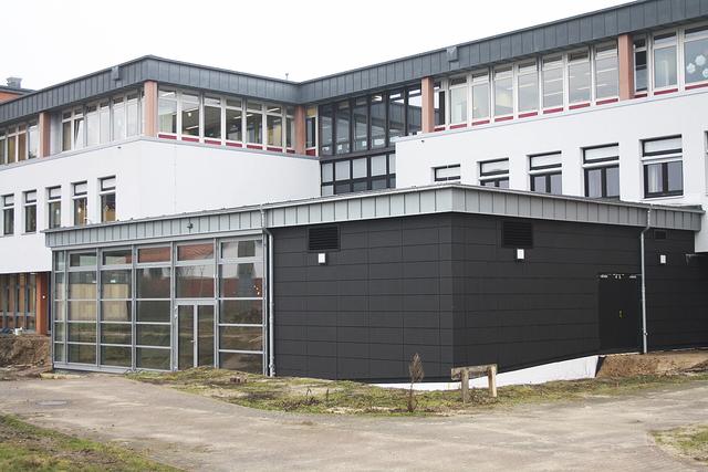Der Neubau wurde vor dem Bestandsgebäude der BBS Buchholz platziert