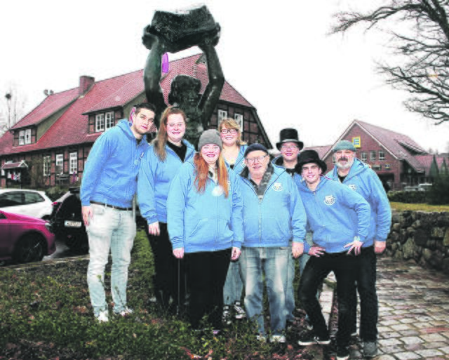 Der Vorstand des Hanstedter Faslamsclubs hat das Veranstaltungswochenende vorbereitet: Tom Bargmann (Kassenwart, hinten v. li.), Anika Garbers (2. Vorsitzende), Imke Peters (Vorsitzende), Torben Röhrs (Vize-Kassenwart), Uwe Fechtner (stellvertretender Festausschuss-Vorsitzender), Svenja Bahnsen (Pressewart, vorn v. li.), Rolf Dittmer (Festausschuss-Vorsitzender) und Lukas Lege (3. Kassenwart)