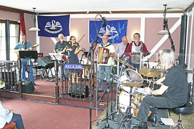 Bei der Aufnahme der Live-CD in Salzhausen: die international bekannte Band "MaCajun"