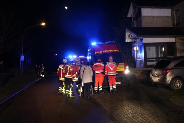 Die Hausbewohner wurden von Rettungskräften betreut