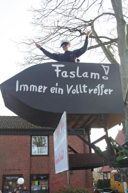 Anstatt Kamelle wurden auch Möhren verteilt