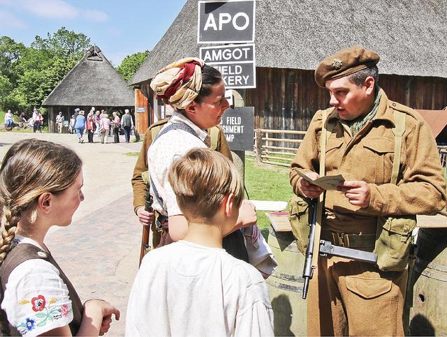 Britische Soldaten kontrollieren die Ausweise