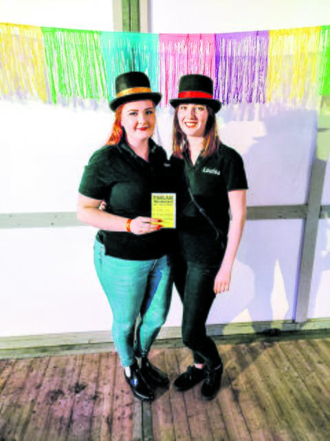 "Mudder" Alina Ahlvers (li.) und "Vadder" Louisa Meinen führen in diesem Jahr die Feier-Gemeinde an