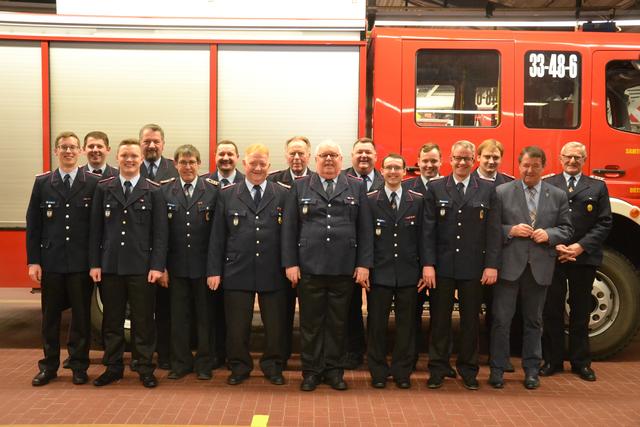 Ein Blick auf die von der Freiwilligen Feuerwehr Harsefeld Geehrten und Beförderten zusammen mit Rathaus-Chef Rainer Schlichtmann (2 v.re.) Fotos: sc