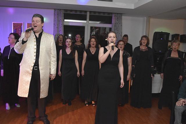 Nils Schwarzenberg und der Chor "Fortissimo" erhielten viel Beifall. Als Gast war Musicalsängerin Christina Schaefer dabei