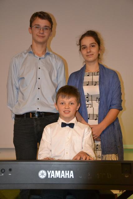 Die drei jungen Musiker verzauberten die Landfrauen mit ihrem Können: Jan und Jekaterina Jozefowski und Richard Rummelies (mitte)