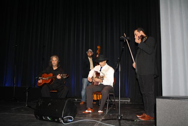Für den Auftritt in der Empore wurde aus dem Punde-Trio ein Quartett