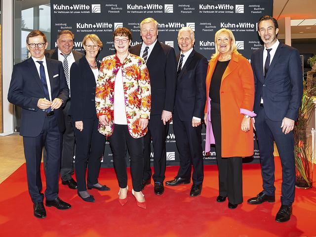 Freude bei der Eröffnung (v.li.): Oliver Bohn, Franz Lewandowski (beide Kuhn + Witte), Monika Scherf (Landesbeauftragte für  regionale Landesentwicklung), Kerstin Witte (Kuhn + Witte), Minister Bernd Althusmann, Landrat Rainer Rempe, Bürgermeisterin Monika Oertzen 
und Jan Rommel (Kuhn + Witte)  | Foto: Gilbert Studios Jesteburg