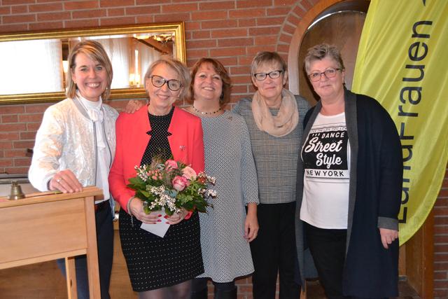 Die Theater-AG unter der Leitung von Heidi Klemm (2. v. li.), die auch zur neuen Vorsitzenden gewählt wurde | Foto: bim