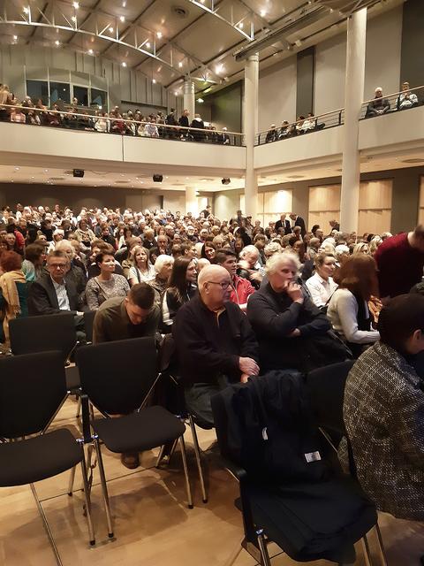Volles Haus: Mehr als 500 Bürger kamen in die Empore Fotos: os