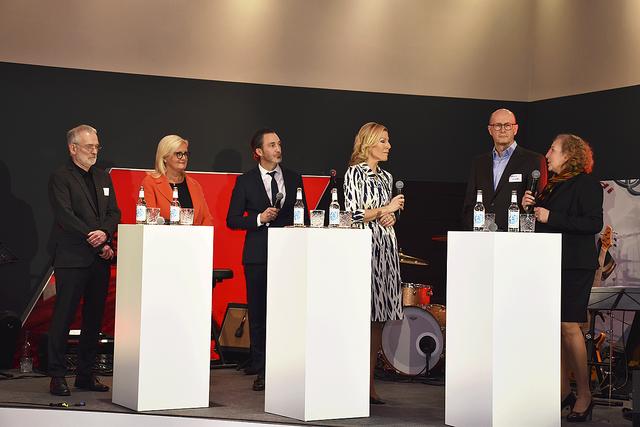 Die Entwicklung des AUDI Terminals wurde in der Gesprächsrunde erörtert (v.li): Architekt Rolf Müller, Bürgermeisterin Martina Oertzen, Jan Rommel (Geschäftsführung Kuhn + Witte), Moderatorin Antje Diller-Wolff, Helge Hiller (Audi Financial Services) und Roswitha Rommel (Audi) | Foto: Axel-Holger Haase