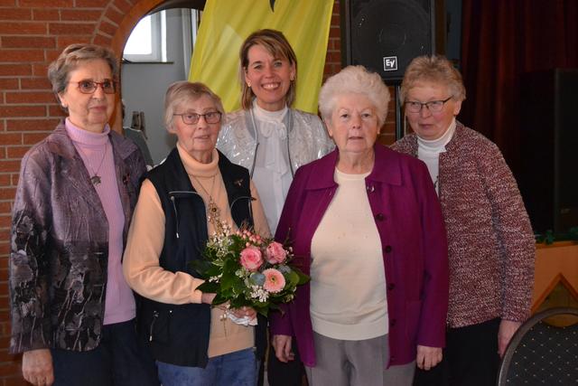 Die Leiterinnen der Arbeitsgemeinschaften erhielten Blumensträuße zum Dank, hier die Seniorenbesuchsgruppe unter der Leitung von Helga Fiebich | Foto: bim