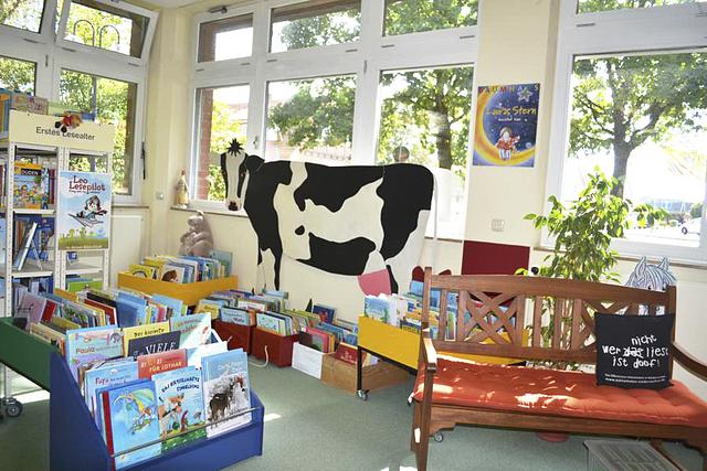 Bunte Auswahl: Die Bücherei bietet auch viel Lesefutter für Kinder und Jugendliche