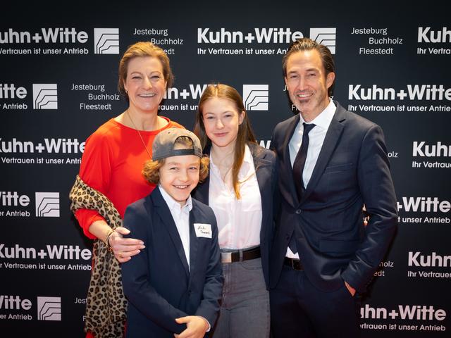 Jan Rommel (Geschäftsführer Kuhn + Witte) mit Ehefrau Claudia und den Kindern Nick und Lina | Foto: Gilbert Studios Jesteburg
