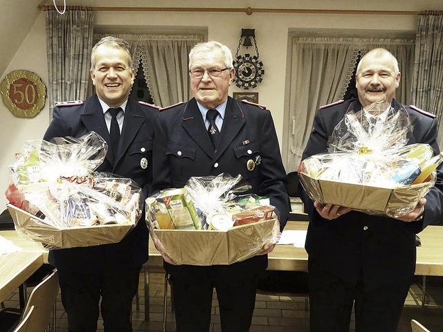 Die langjährigen Mitglieder Martin Wilde (v. li.), Hermann Peters und Michael Wintjen erhielten zum Dank einen Präsentkorb