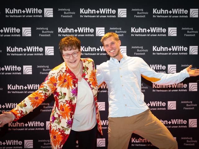 Kerstin Witte (Geschäftsführung Kuhn + Witte) mit Slackliner Lukas Irmler | Foto: Gilbert Studios Jesteburg