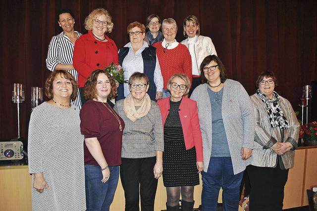 Ausgeschiedene und neue Vorstandsmitglieder der Tostedter Landfrauen (hinten v. li.): Jenny Näfe, Anette Reinstorf,  Irene Carmellini, Heike Oelgardt, Gerti Jobmann und Bettina Brenning sowie vorne v. li.: Margitta Brauns, Sarah Reeck, Monika Brodda, Heidi Klemm, Doris Pawlytsch und Christiane Matthies | Foto: bim