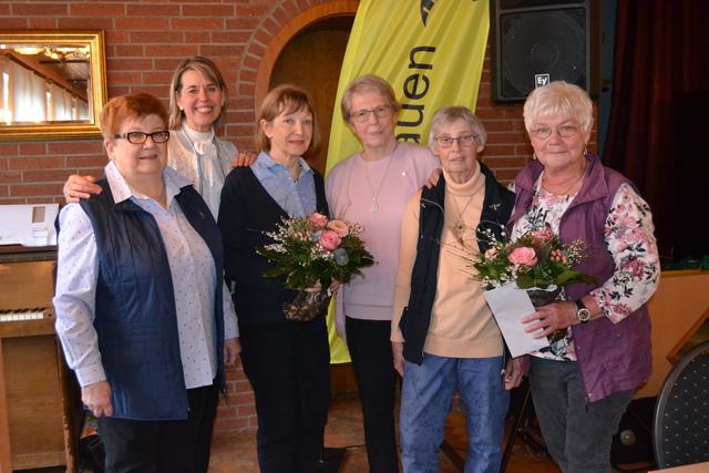 Die AG Getreide schneiden und Kränze binden wird geleitet von Erika Behnke und Liesa Bostelmann | Foto: bim