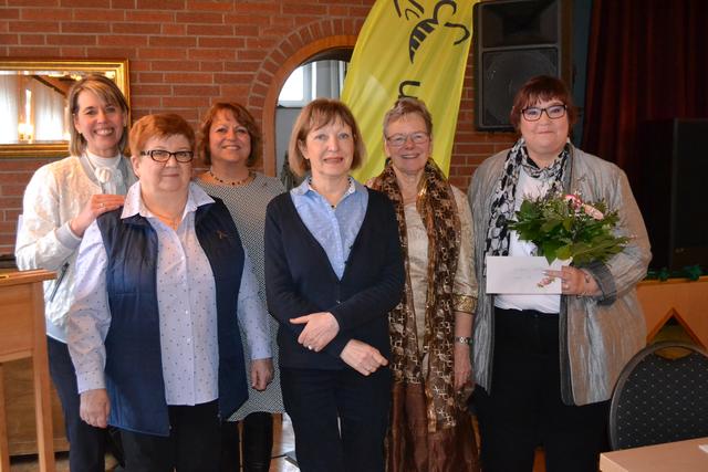 Die Kreativ-AG unter der Leitung von Christiane Matthies (re.) | Foto: bim