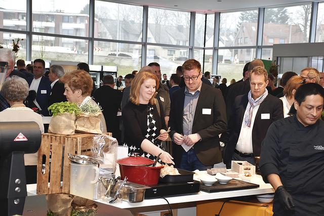 Die Gäste ließen sich die Köstlichkeiten des Cateringunternehmens schmecken | Foto: Axel-Holger Haase