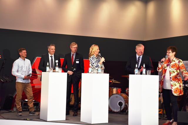 Lukas Irmler (Slackliner), Wolfgang Michel (Chefredakteur kfz-betrieb), Michael Spethmann (LSH), Moderatorin Antje Diller-Wolff, Minister Bernd Althusmann und Kerstin Witte (Kuhn +Witte)  | Foto: Axel-Holger Haase