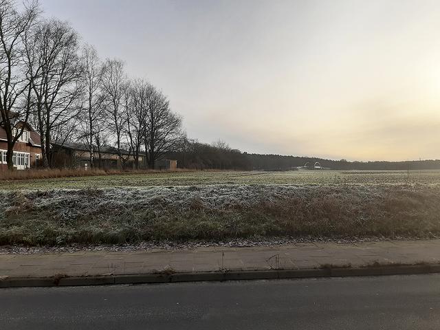 Die Planungen für ein neues Mischgebiet mit Wohn- und Gewerbeeinheiten auf diesem Acker an der Kakenstorfer Straße laufen auf Hochtouren 