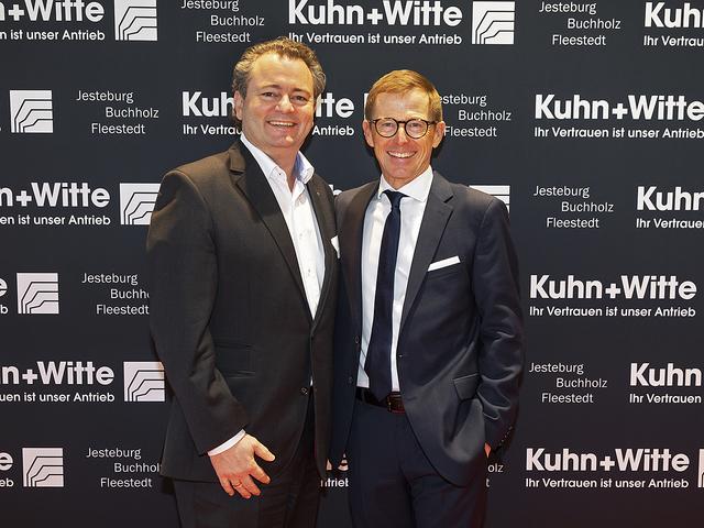 Stephan Schrader (li., Geschäftsführer WOCHENBLATT-Verlag Schrader GmbH &amp; Co. KG) mit Oliver Bohn (Geschäftsführung Kuhn + Witte) | Foto: Gilbert Studios Jesteburg
