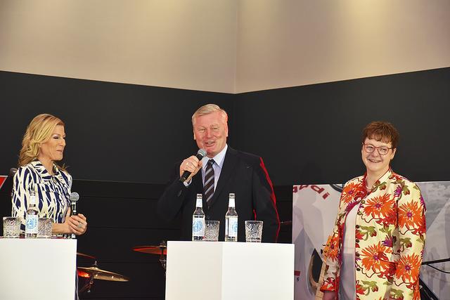 Dr. Bernd Althusmann (nds. Wirtschaftsminister) lobte das Engagement der Firma Kuhn + Witte im Gespräch mit Moderatorin Antje Diller-Wolff (li.) und Kerstin Witte (re., Geschäftsführung Kuhn + Witte) | Foto: Axel-Holger Haase