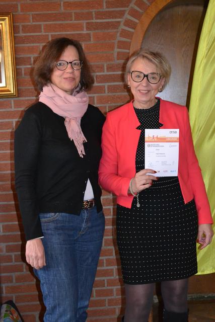 Petra Scharf (li.) überreichte Heidi Klemm das Sportabzeichen | Foto: bim