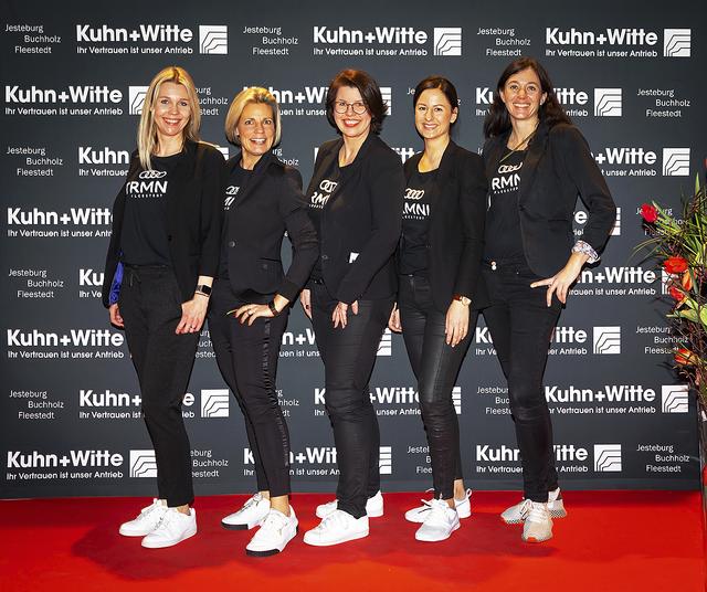 Waren für die Gäste vor Ort (v.li.): Verena Oetken, Birte Lüsebrink, Kerstin Gorek, Jacqueline Borchers und Susanne März von Kuhn + Witte | Foto: Gilbert Studios Jesteburg