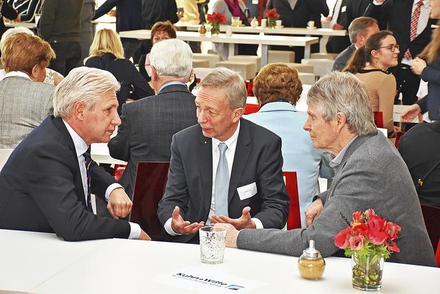 Es wurden intensive Gespräche geführt (v.li.): Landrat Rainer Rempe, Heinz Lüers (Ex-Vorstand Sparkasse Harburg-Buxtehude) und Martin Schrader (Verleger WOCHENBLATT-Verlag Schrader GmbH &amp; Co. KG) | Foto: Axel-Holger Haase