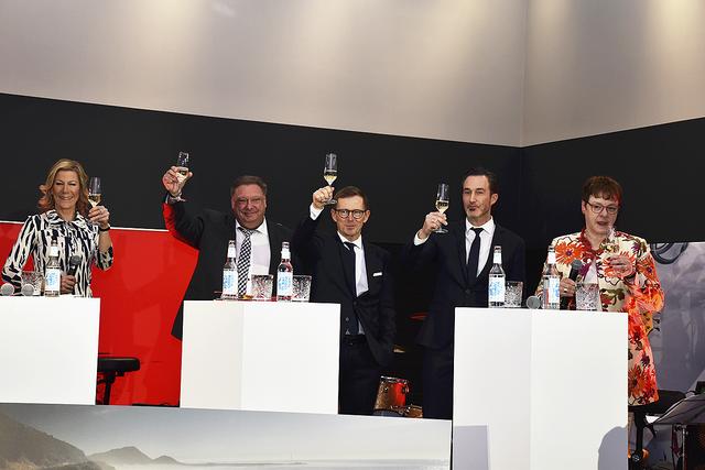 Moderatorin Antje Diller-Wolff (li.) stößt mit der Geschäftsführung des Autohauses Kuhn + Witte an (v.li.): Franz Lewandowski, Oliver Bohn, Jan Rommel und Kerstin Witte | Foto: Axel-Holger Haase