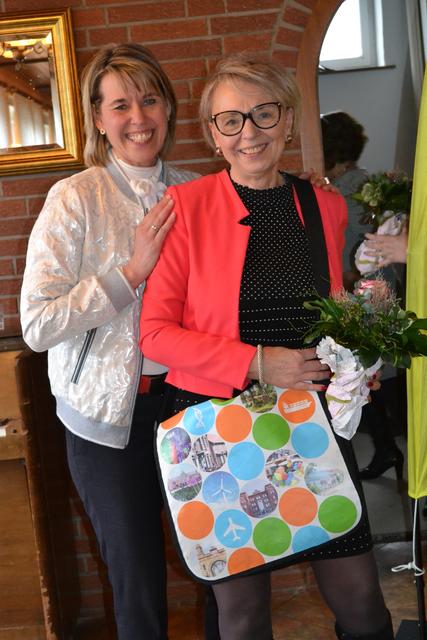 Ihre Vorstandstasche übergab Tostedts Landfrauenvorsitzende Bettina Brenning (li.) nach 16 Jahren Vorstandsarbeit jetzt wie einen Staffelstab an die neue Vorsitzende Heidi Klemm  | Foto: bim