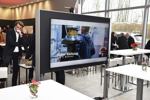 Auf den Bildschirmen wurde der Bauverlauf des AUDI Terminals  gezeigt | Foto: Axel-Holger Haase
