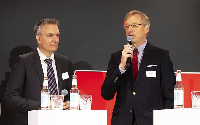 Michael Spethmann (re., Laurens Spethmann Holding) mit Chefredakteur Wolfgang Michel (kfz-betrieb) | Foto: Axel-Holger Haase