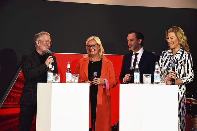 Architekt Rolf Müller (v.li.) erläuterte humorvoll die Planung des AUDI Terminals  mit Seevetals Bürgermeisterin Martina Oertzen, Jan Rommel (Geschäftführung Kuhn + Witte) und Moderatorin Antje Diller-Wolff | Foto: Axel-Holger Haase