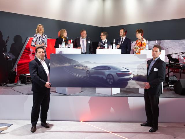 Von AUDI gab es ein Bild als Eröffnungsgeschenk | Foto: Gilbert Studios Jesteburg